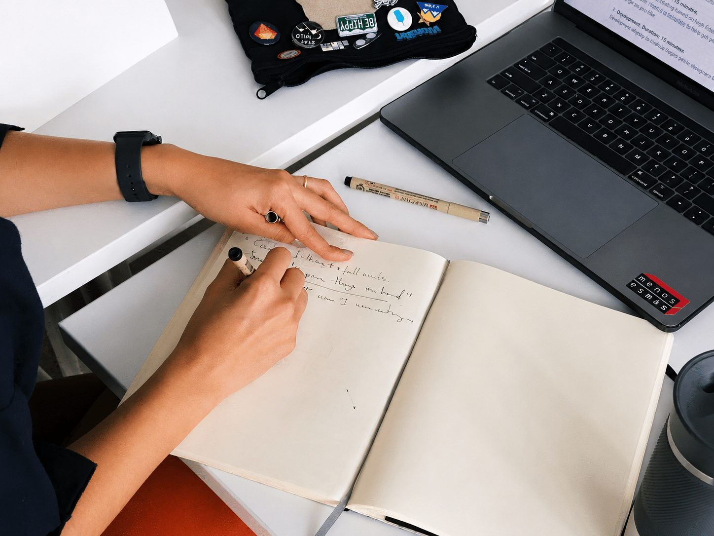 Schüler:in arbeitet an einem Schreibtisch mit Laptop und Notizbuch und bereitet sich auf die Fachhochschulprüfungen an der Designschule Schwerin vor.