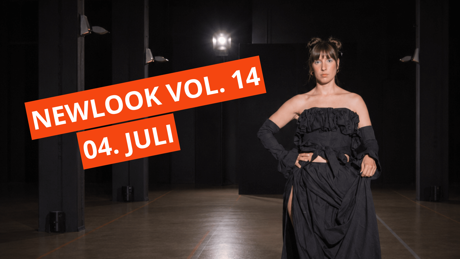 Model präsentiert ein schwarzes Outfit auf dem Laufsteg der NEWLOOK Vol. 14 – der Abschlussmodenschau des Fachbereichs Modedesign der Designschule Schwerin.